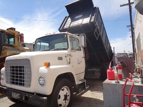 1977 FORD 600 DUMP TRUCK - Downtown, Los Angeles, California