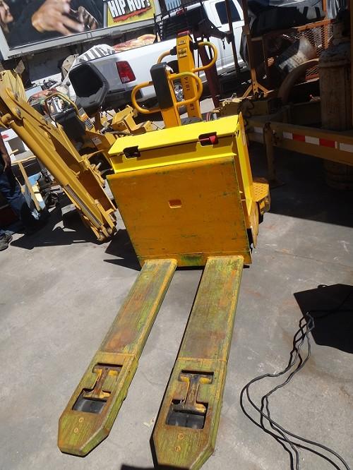 CLARK HWP60E PALLET JACK FORKLIFT 6,000 LBS CAP. - Downtown, Los Angeles, California