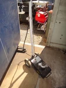 AIR ACTUATED HYDRAULIC TROLLEY JACK