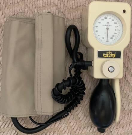 Vintage Pi Peer Sphygmomanometer With Arm Cuff And Pouch - Los Angeles