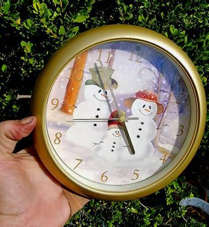 8Frosty and Mrs Snowman hanging WALL CLOCK plays Christmas music - Los Angeles