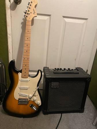 Squier Strat Roland Cube Cosm Amp